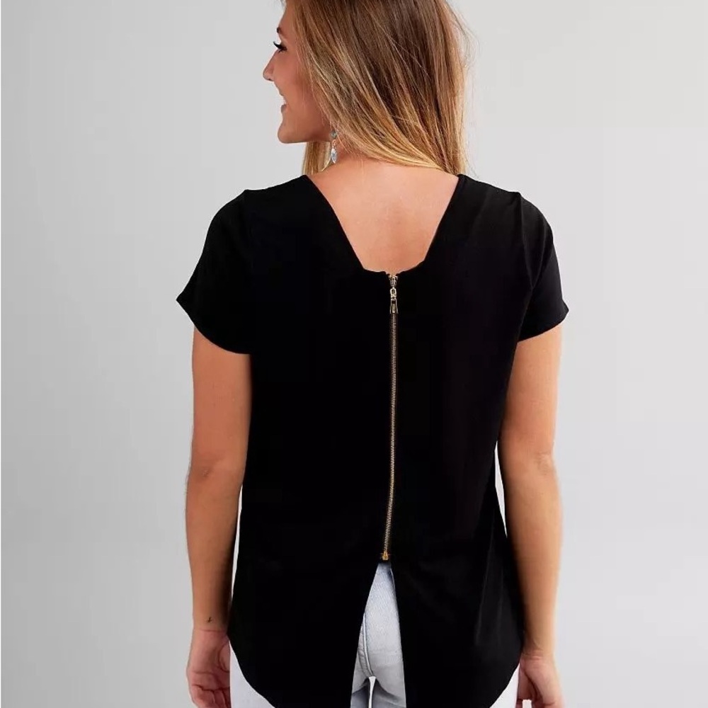 Daytrip Split neck V neck top - Picture 2 of 8
